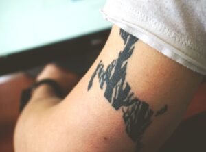 tatuaje goku silueta